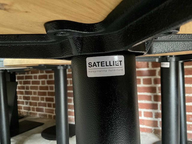 Satelliet eikenhouten restauranttafels (6x) - afbeelding 6 van  7