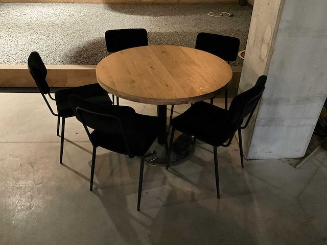Satelliet rond eettafel met stoelen - afbeelding 1 van  4