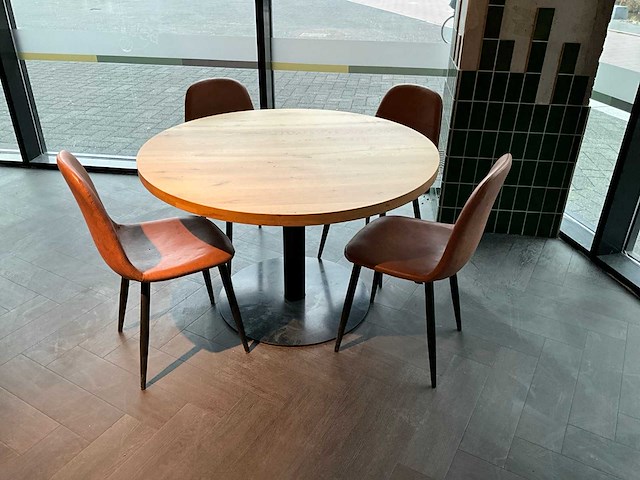 Satelliet rond eettafel met stoelen - afbeelding 2 van  3