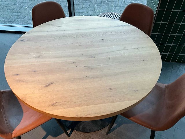 Satelliet rond eettafel met stoelen - afbeelding 3 van  3
