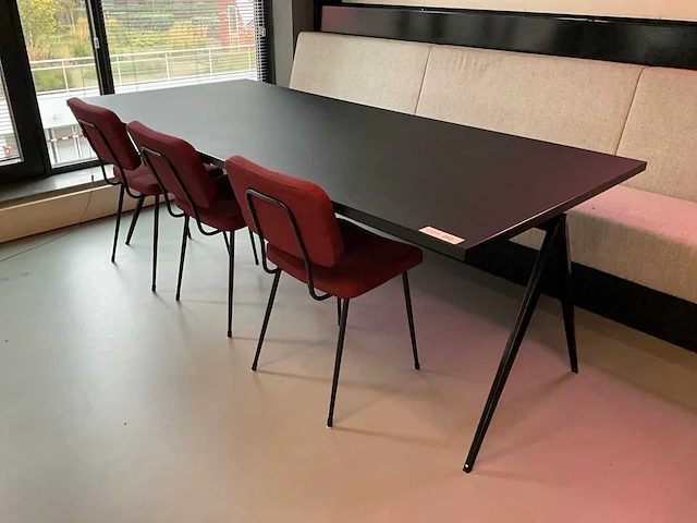 Satelliet tafel met 3 originals gerlin stackable sc stoelen - afbeelding 4 van  6
