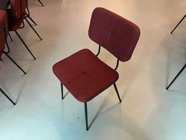 Satelliet tafel met 3 originals gerlin stackable sc stoelen - afbeelding 2 van  6