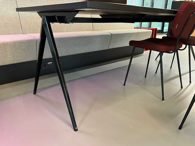 Satelliet tafel met 3 originals gerlin stackable sc stoelen - afbeelding 3 van  6