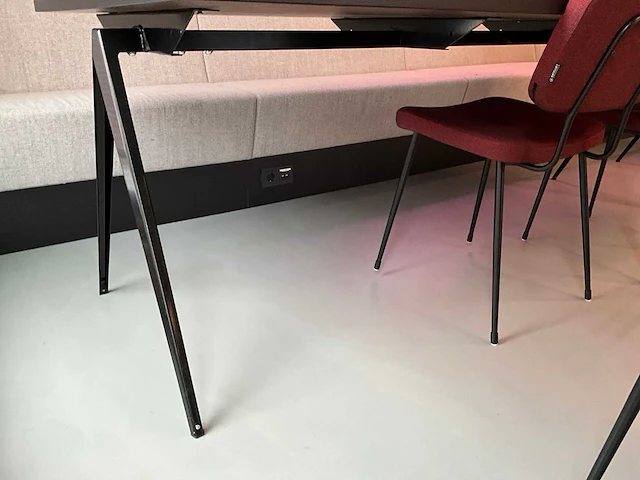 Satelliet tafel met 3 originals gerlin stackable sc stoelen - afbeelding 3 van  6
