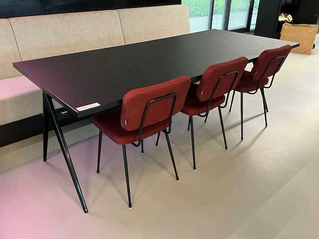Satelliet tafel met 3 originals gerlin stackable sc stoelen - afbeelding 2 van  6