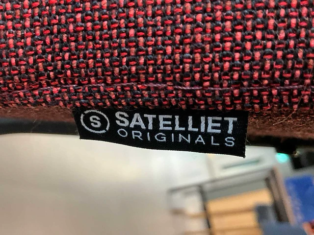 Satelliet tafel met 3 originals gerlin stackable sc stoelen - afbeelding 6 van  6