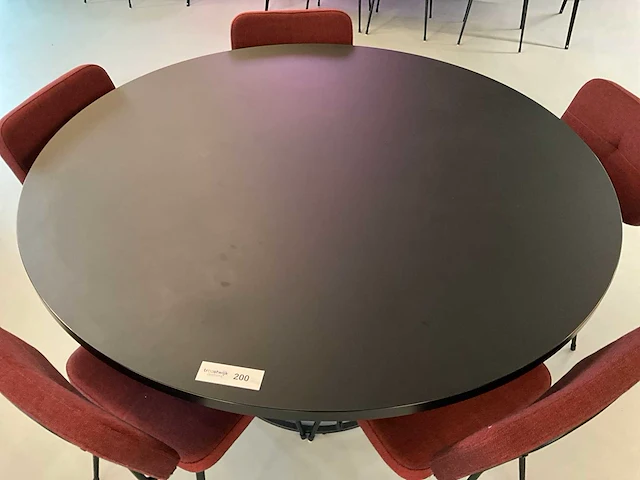Satelliet tafel met 5 originals gerlin stackable sc stoelen - afbeelding 2 van  6