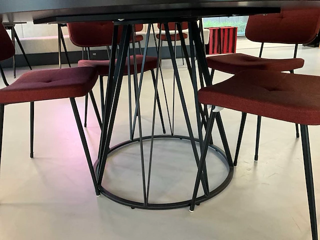Satelliet tafel met 5 originals gerlin stackable sc stoelen - afbeelding 3 van  6