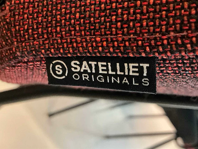 Satelliet tafel met 5 originals gerlin stackable sc stoelen - afbeelding 6 van  6