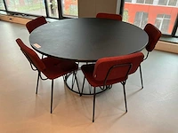 Satelliet tafel met 5 originals gerlin stackable sc stoelen