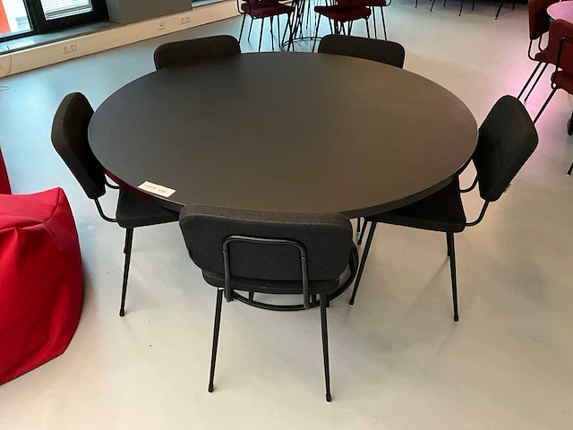 Satelliet tafel met 5 originals gerlin stackable sc stoelen - afbeelding 1 van  6