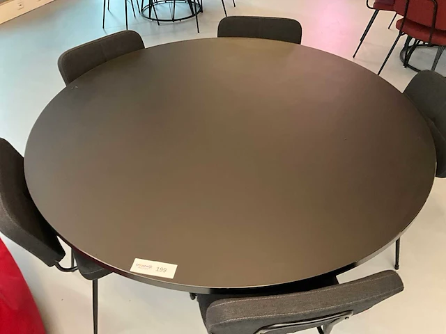 Satelliet tafel met 5 originals gerlin stackable sc stoelen - afbeelding 2 van  6