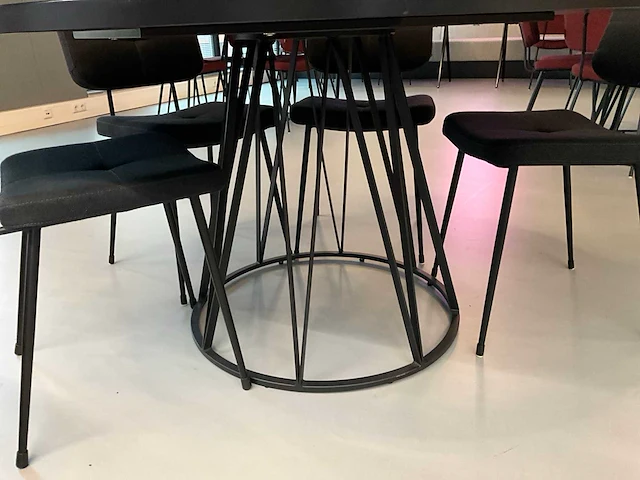 Satelliet tafel met 5 originals gerlin stackable sc stoelen - afbeelding 3 van  6