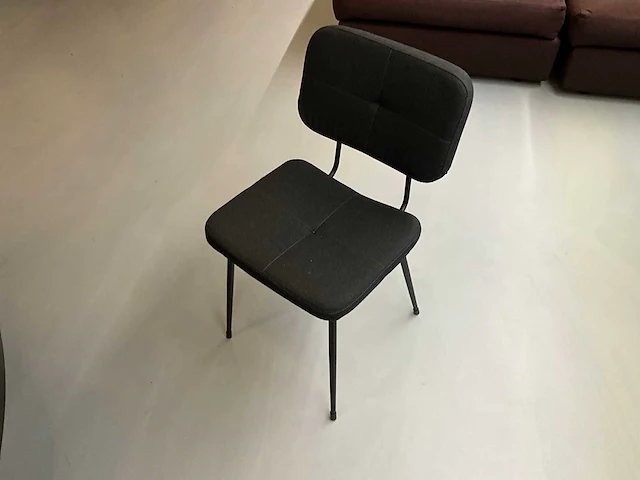 Satelliet tafel met 5 originals gerlin stackable sc stoelen - afbeelding 4 van  6