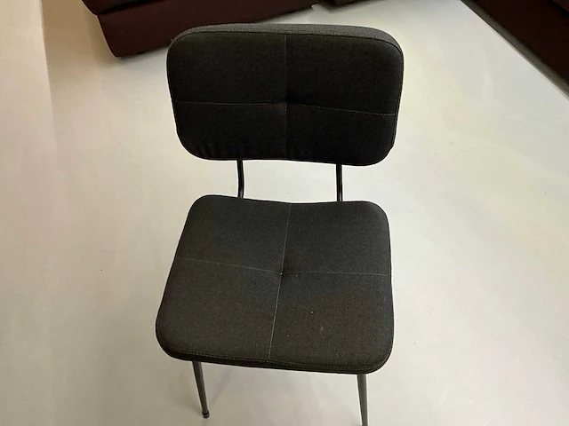 Satelliet tafel met 5 originals gerlin stackable sc stoelen - afbeelding 5 van  6