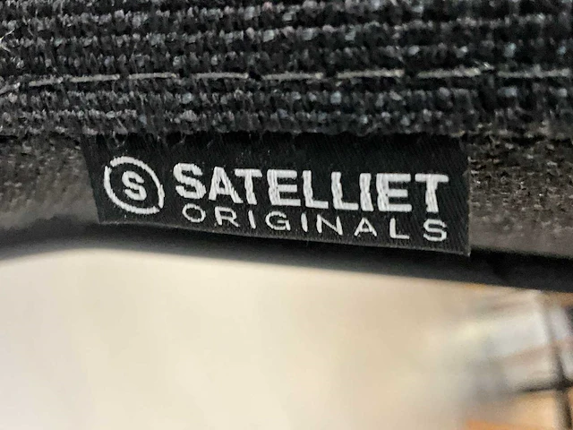Satelliet tafel met 5 originals gerlin stackable sc stoelen - afbeelding 6 van  6