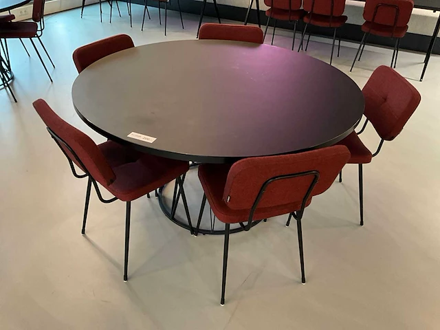 Satelliet tafel met 5 originals gerlin stackable sc stoelen - afbeelding 1 van  6
