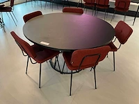 Satelliet tafel met 5 originals gerlin stackable sc stoelen