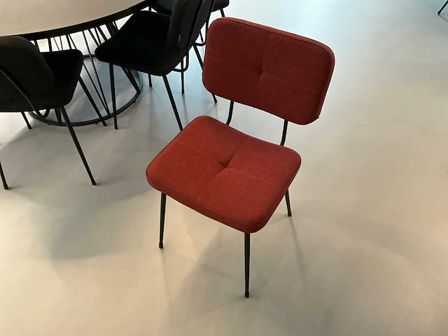 Satelliet tafel met 5 originals gerlin stackable sc stoelen - afbeelding 4 van  6