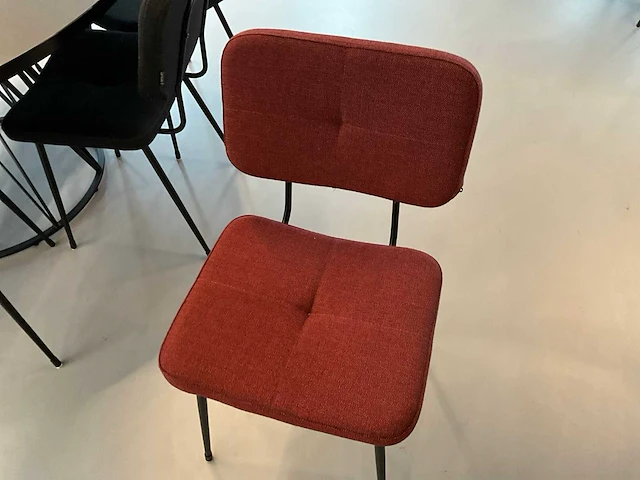 Satelliet tafel met 5 originals gerlin stackable sc stoelen - afbeelding 5 van  6