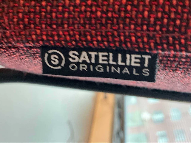 Satelliet tafel met 5 originals gerlin stackable sc stoelen - afbeelding 6 van  6