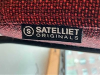 Satelliet tafel met 5 originals gerlin stackable sc stoelen - afbeelding 6 van  6