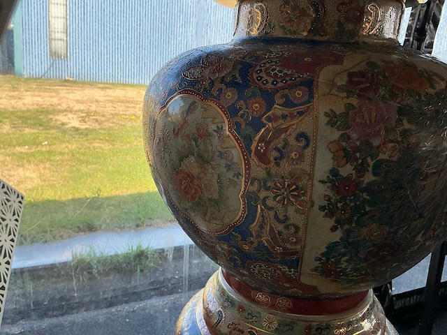 Satsuma dekselvaas op houten sokkel - afbeelding 8 van  13