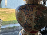 Satsuma dekselvaas op houten sokkel - afbeelding 8 van  13