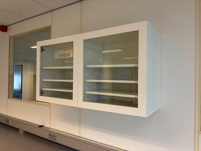 S+b - wandgemonteerde vitrinekast - afbeelding 1 van  3