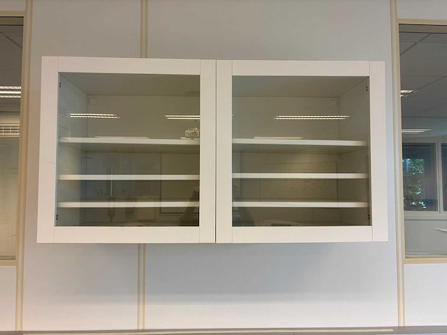 S+b - wandgemonteerde vitrinekast - afbeelding 2 van  3