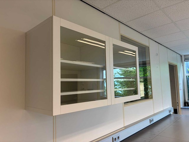 S+b - wandgemonteerde vitrinekast - afbeelding 3 van  3