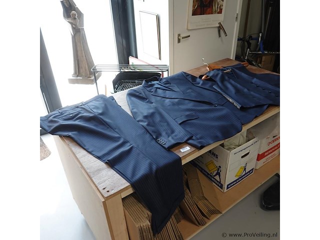 Scabal met hoogwaardig vakmanschap en gebruik van zeer luxe stoffen gemaakt maatpak - afbeelding 1 van  5