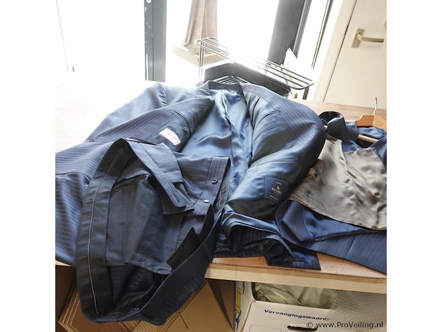 Scabal met hoogwaardig vakmanschap en gebruik van zeer luxe stoffen gemaakt maatpak - afbeelding 2 van  5