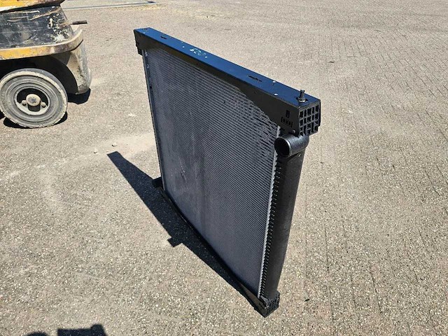Scania - 10570465 - radiator - afbeelding 2 van  4