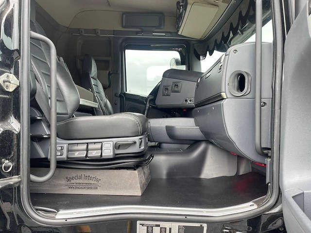 Scania - 2015 - r520 - show truck - retarder - leather seats - manuel - nl kenteken 84-bfv-4 - afbeelding 14 van  29