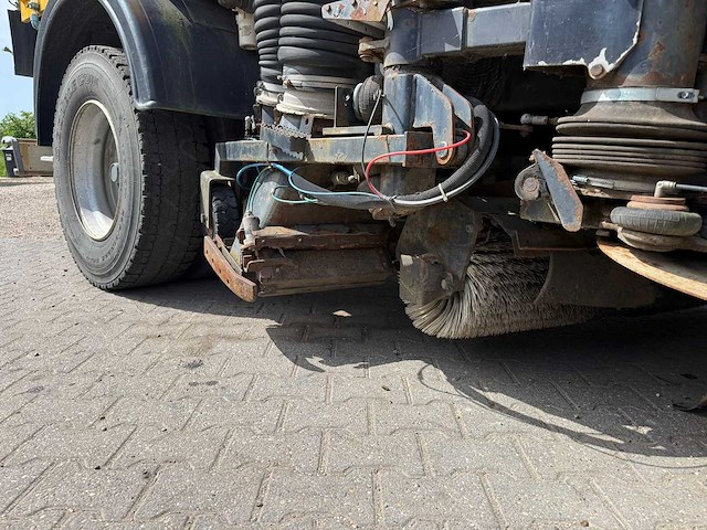 Scania - 94g 220 veegtruck - vrachtwagen - afbeelding 16 van  32