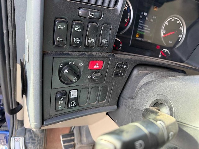 Scania - r520 - 2015 - 6x4 - bb-804-z - vrachtwagen - afbeelding 16 van  28