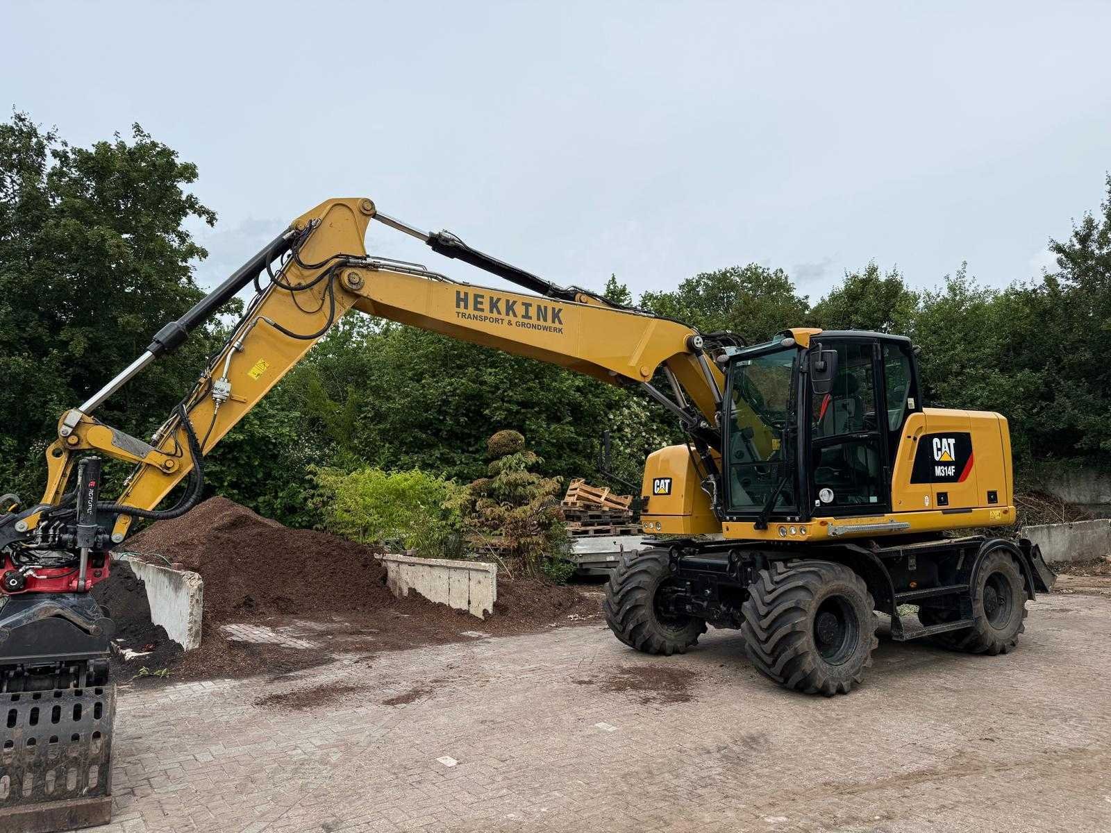Scania truck, caterpillar graafmachine en diverse accessoires