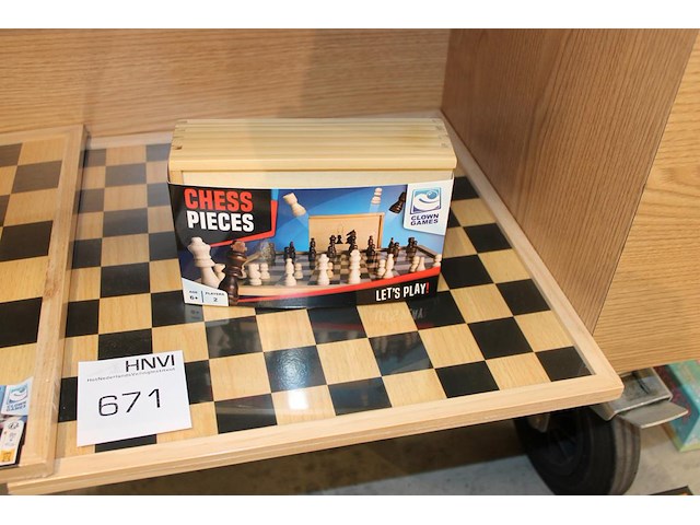 Schaakbord met schaakstukken. - afbeelding 1 van  2