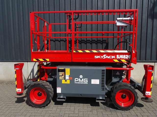 Schaarhoogwerker skyjack sj6826rt diesel 9.90m 2015 - afbeelding 1 van  1