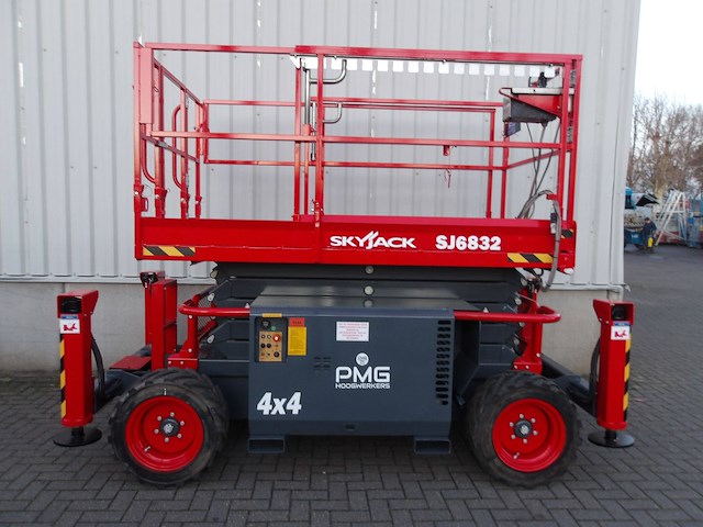 Schaarhoogwerker skyjack sj6832rt diesel 11.75m 2018 - afbeelding 1 van  1