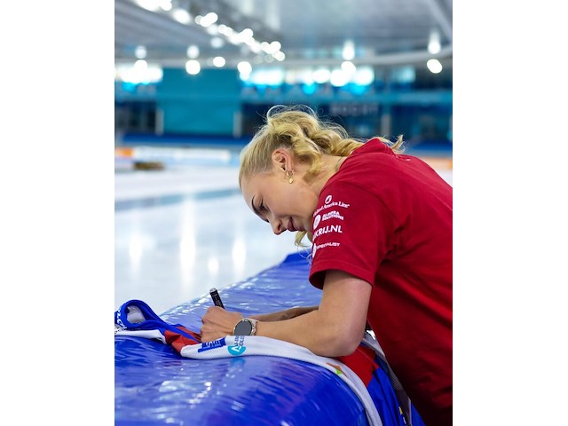 Schaatspak van joy beune, gesigneerd - afbeelding 5 van  6