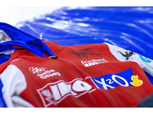 Schaatspak van joy beune, gesigneerd - afbeelding 6 van  6