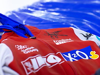 Schaatspak van joy beune, gesigneerd - afbeelding 6 van  6