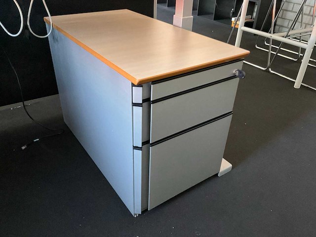 Schaffenburg bureau met monitoren - afbeelding 2 van  13