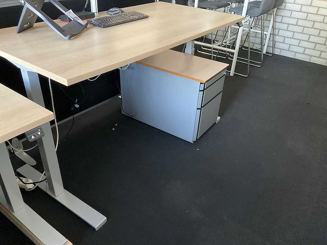 Schaffenburg bureau met monitoren - afbeelding 8 van  13