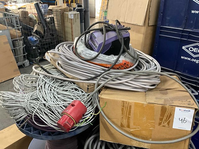 Schakelkasten, krachtstroom kabel en diverse toebehoren - afbeelding 3 van  8