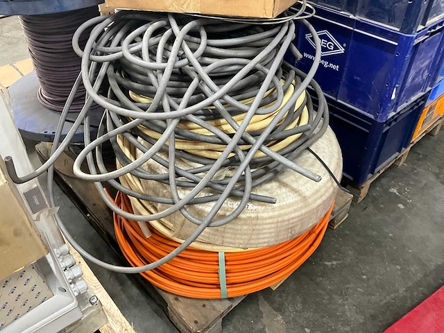 Schakelkasten, krachtstroom kabel en diverse toebehoren - afbeelding 4 van  8