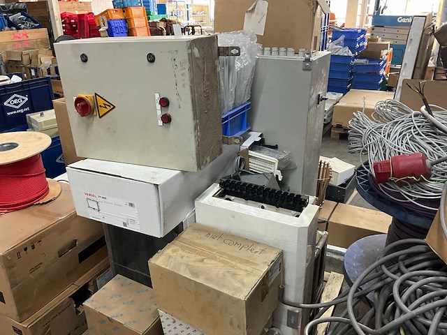 Schakelkasten, krachtstroom kabel en diverse toebehoren - afbeelding 6 van  8