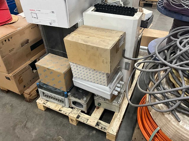 Schakelkasten, krachtstroom kabel en diverse toebehoren - afbeelding 7 van  8